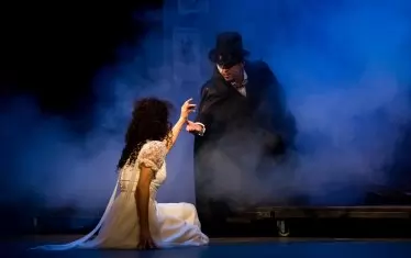 Влади Михайлов и Весела Делчева като Фантома и Кристин в постановката на Музикалния театър през 2019 г.