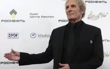  Певецът освен това снима и участва във филми.