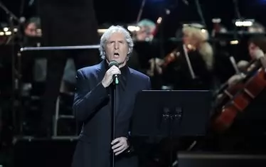  С експресивния си глас Болтън очарова дамите.