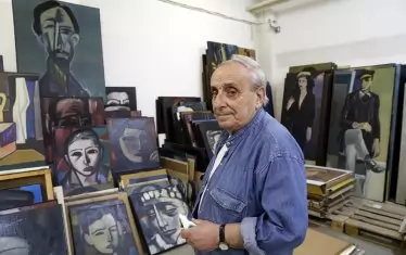 Художникът в ателието си.