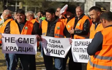 Работници на пътните фирми паднаха заложници на споровете около незаконно възлаганите дейности. 