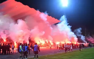 Публиката на ст. "Българска армия" сътвори впечатляваща хореография, но поддръжката на тима често преминаваше в омраза към "Лудогорец" и това развали доброто впечатление.