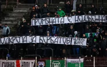 Агитката на "Черно море" издигна транспарант в подкрепа на водача на опозицията срещу БФС Димитър Бербатов по време на мача на ст. "Българска армия".