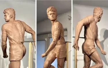 Няколко ракурса към фигурата, която изобразява легендарния нападател на "Левски".