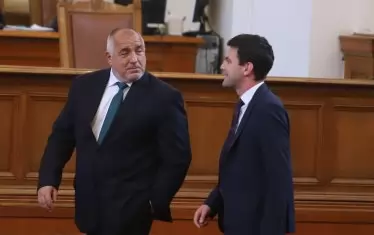 Бойко Борисов разговаря с Никола Минчев, който трябва да бъде следващият шеф на Народното събрание.