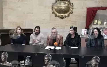  Екипът начело с Диана Добрева (втората вдясно) представя спектакъла.