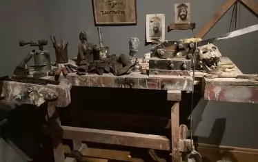  Работната маса в ателието на скулптора.
