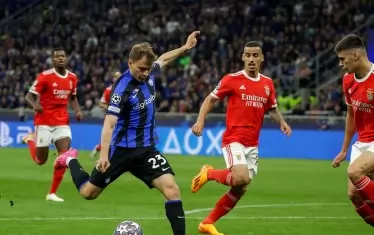 Николо Барела замахва да нанесе удара за гола, с който "Интер" поведе срещу "Бенфика".