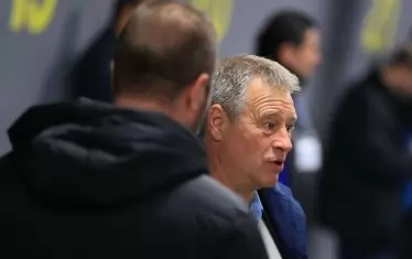 Изпълнителният директор Ивайло Ивков охотно си говореше с фенове в залата, но седна показно далеч от собственика на клуба Наско Сираков.