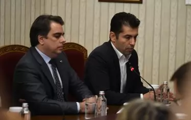 Кирил Петков и Асен Василев не изглеждаха в добро настроение.