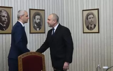 Радев се позиционира на изток от еврото