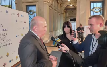 Николай Милков избра да ни съобщи неприятната новина от Букурещ, където на 13 април участва в Кримската платформа за сигурност в Черно море.