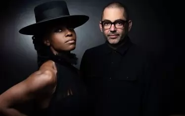 От няколко години "Морчиба" вече не са трио, а дует след напускането на единия от братята Годфри - Пол. Сега партньор на сцена на прелестната Скай Едуардс е само Рос Годфри (вдясно).