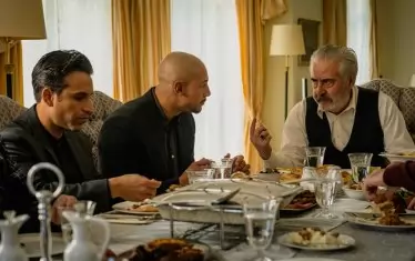 Представете си кръстоска от гангстерски епос и турски сериал...
