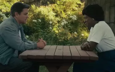 Сони Вакаро (в ролята Мат Деймън) убеждава майката на Майкъл Джордан (Виола Дейвис), че обувката на Nike е най-прекият път към успеха и славата за нейния син.