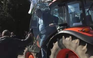  Министър Гечев се смеси с протестиращи зърнобизнесмени във Видинско. 