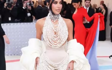 Ким Кардашиян, коята миналата година облече (и повреди) култовата рокля на Мерилин Монро, сега бе в перли.