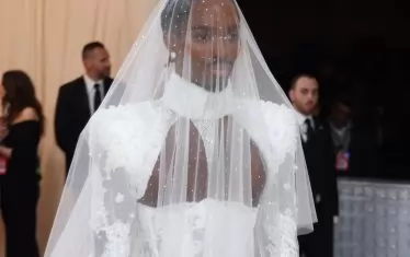 Облеклото на актьора Алтън Мейсън вероятно изобразява мъжка булка.