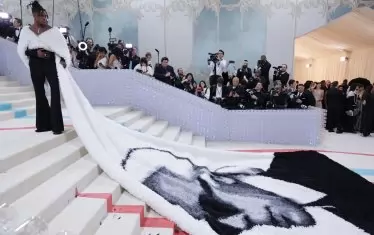 С шлейф, върху който бе щампован образът на Лагерфелд, се издокара и актьорът Джереми Поуп