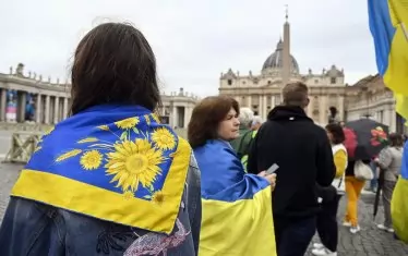  Украинци се събраха пред базиликата "Свети Петър" в Рим в очакване на срещата. 