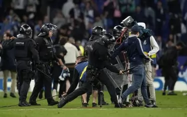 Наложи се полицията в каталунската столица да озаптява част от най-емоционалните фенове, които опитаха да се саморазправят с играчите на "блаугранас".