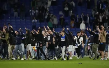 Част от ултрасите нахлуха на терена и показаха нагледно отношението си към титлата на градския съперник.