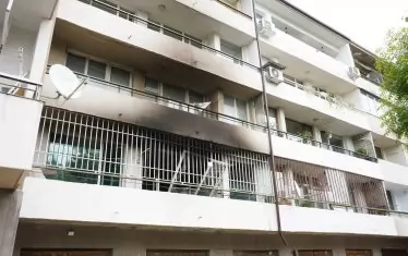  Изгорялото жилище в София. На терасата се вижда избитата дограма