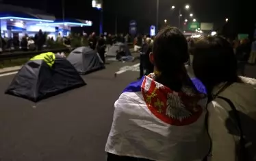 Протестиращите разпънаха палатки и обещаха да останат на улицата, докато вътрешният министър не си подаде оставката