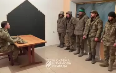  Командирът от “Азов” Андрей Балицки разпитва заловени край Бахмут руски войници