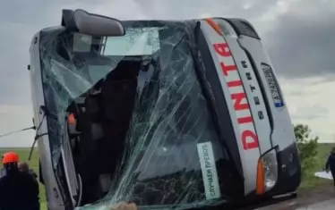 Автобус се обърна на магистрала "Тракия" и има 14 ранени