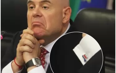 Гешев отново се беше окичил с вратовръзка със символа на републиканците от САЩ, но този път се беше обзавел и с бутонели на демократите