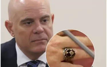 След като привлече вниманието с вратовръзката и бутонелите си със символи на демократите и републиканците в САЩ, днес Гешев се беше накичил със специален пръстен за ВСС.