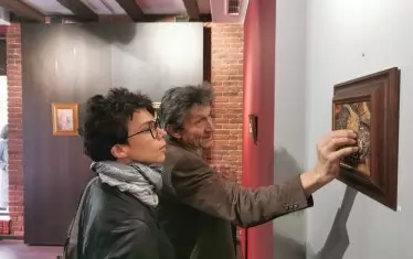 Анжело Красини показва своите картини накити по време на предишната си изложба в "Арте" преди 2 години.