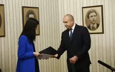 А Румен Радев получи обратно празна папка.