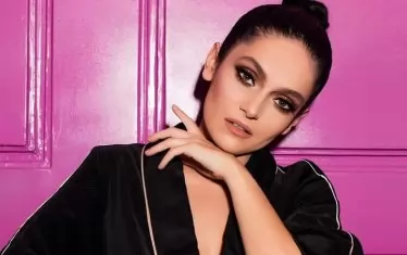  Предците на Тулумани също са известни оперни гласове.