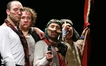 Народният театър показва пушките и пистолетите от "Хъшове" и "Народът на Вазов"