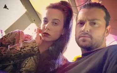  С Весела Бабинова като персонажите си от спектакъла "Поп-фолк хроники: Бели птици и куршуми" в Малък градски театър.