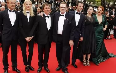  Бергер (в центъра) с режисьора Бертран Бонело и екипа на "Сен Лоран" на кинофестивала в Кан през 2014 г.  