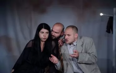 Героите на двамата Петрови и Майа Тинкова - една сюрреалистична компания.