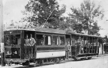 Една от първите трамвайни композиции в София през 1901 г.