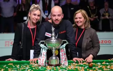 Майка му Мирела и приятелката му Лаура също бяха до него в най-щастливите мигове след мача.