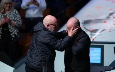 Белгиецът се разплака в ръцете на своя баща - Карло.