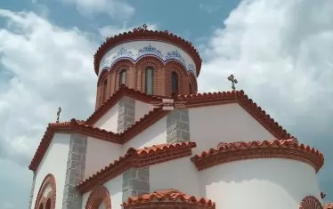 Парапланерист падна върху пловдивска църква пред смаяни туристи