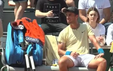 Адриан Андреев седи умислен в стола за почивка, след като току-що е позволил на съперника да върне пробива в решаващия III сет.