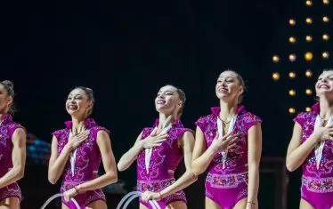 Момичетата от ансамбъла благодарят на публиката след съчетанието си с пет обръча, за което заслужиха сребърен медал.