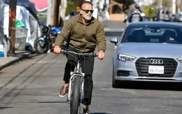  И на 75 екшън-героят продължава редовно да кара велосипед.