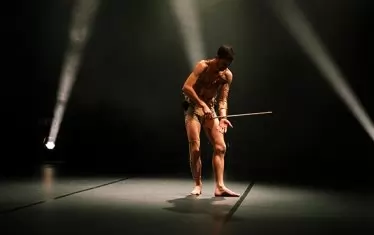 Зимон Майер от Австрия вспектакъла "Задвижван".