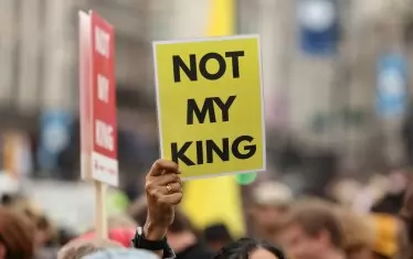 Същевременно сред тълпата имаше и доста недоволни от новия крал.