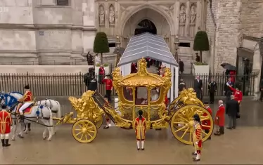 Обратната процесия от Уестминстърското абатство отведе краля и кралицата до Бъкингамския дворец в златна карета, теглена от осем бели коня. Каретата, използвана за първи път през 1762 г., тежи четири тона.