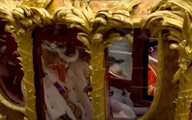 Кралят и кралицата в златната карета